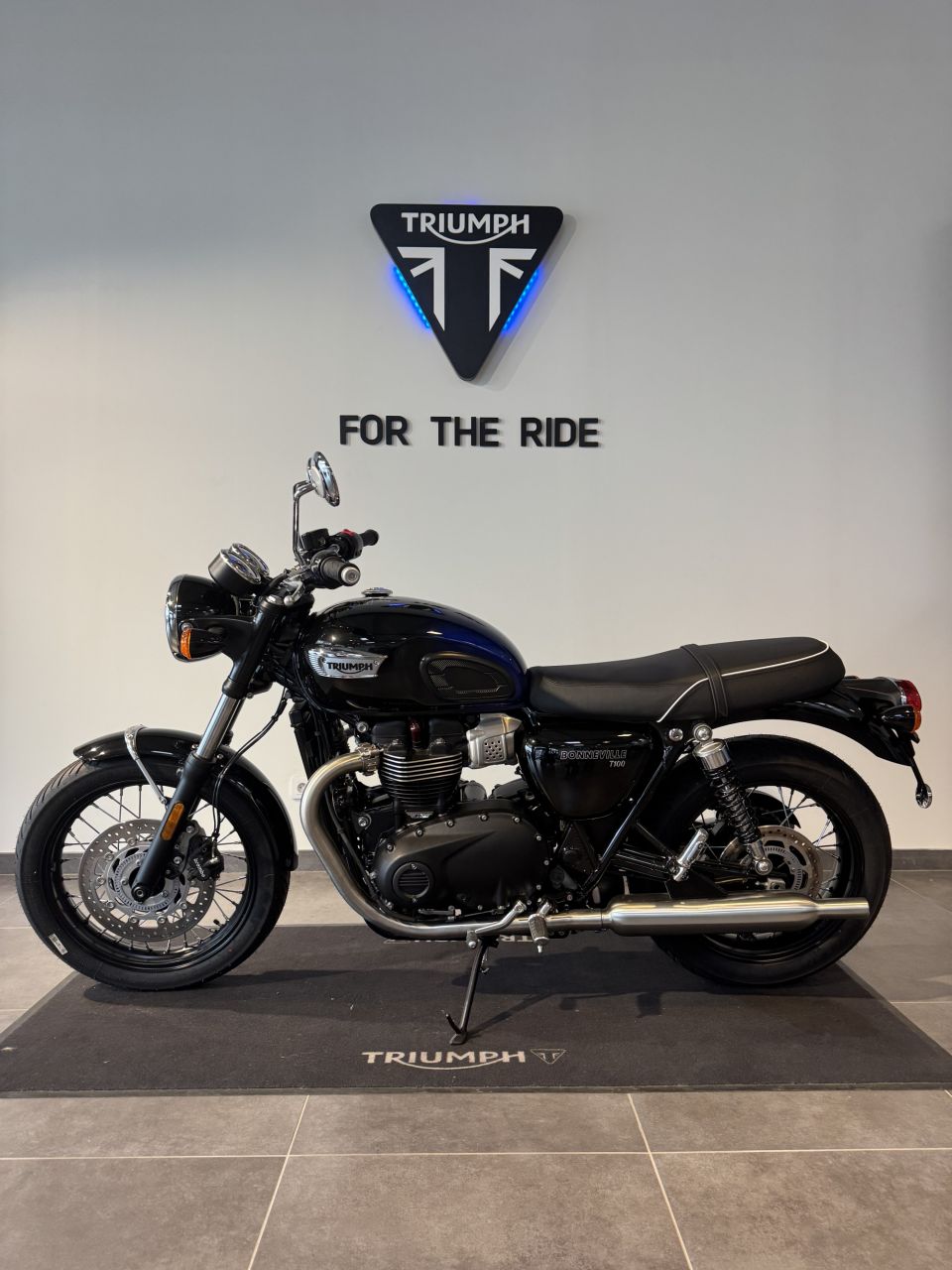 TRIUMPH BONNEVILLE T100 900 4