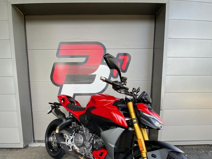 DUCATI STREETFIGHTER V2S 4