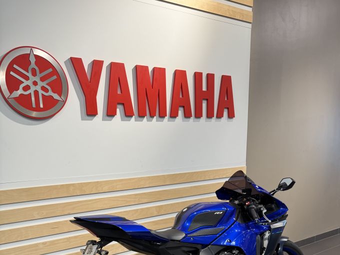 YAMAHA YZF 1000 R1 4