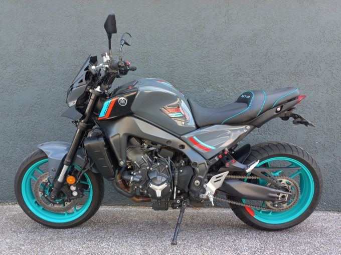 YAMAHA MT-09 4