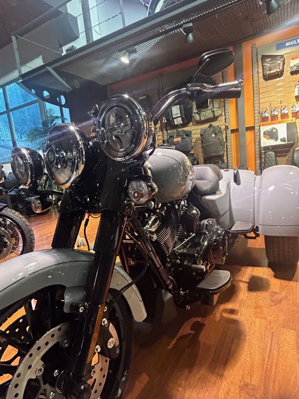 HARLEY-DAVIDSON TRIKE FREEWHEELER 1868 4