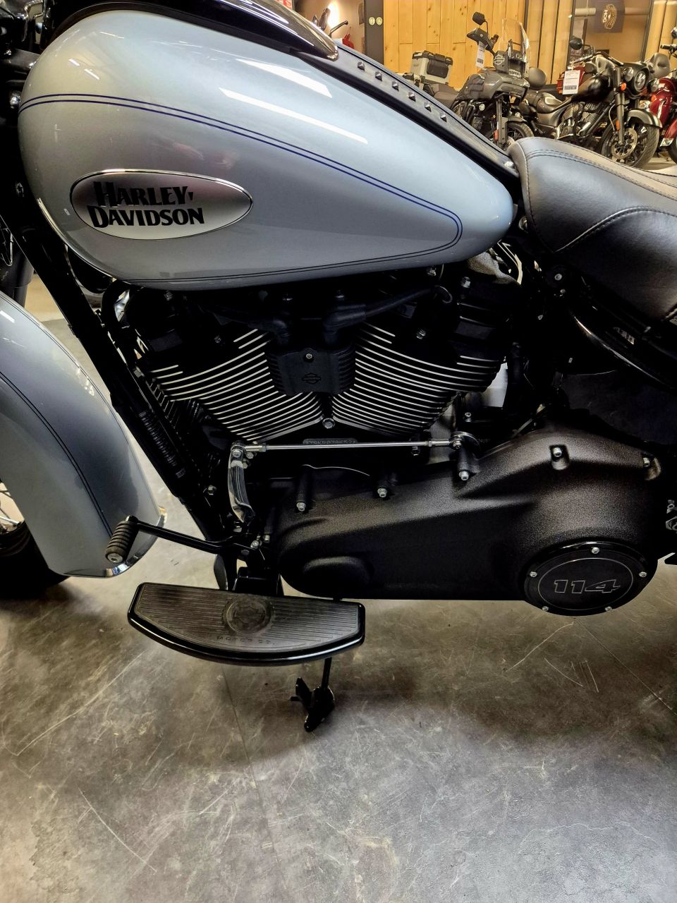 HARLEY-DAVIDSON SOFTAIL HERITAGE 1868 4