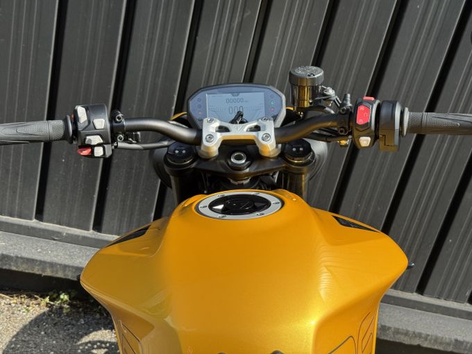 TRIUMPH STREET TRIPLE 765 RS 4