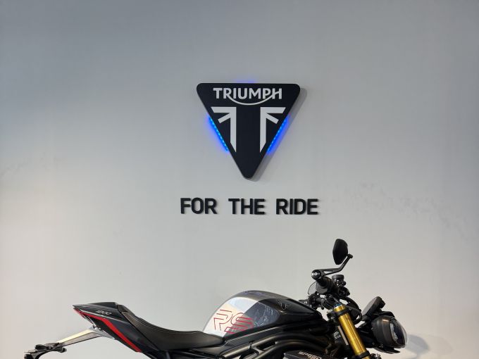 TRIUMPH SPEED TRIPLE 1200 RS 4