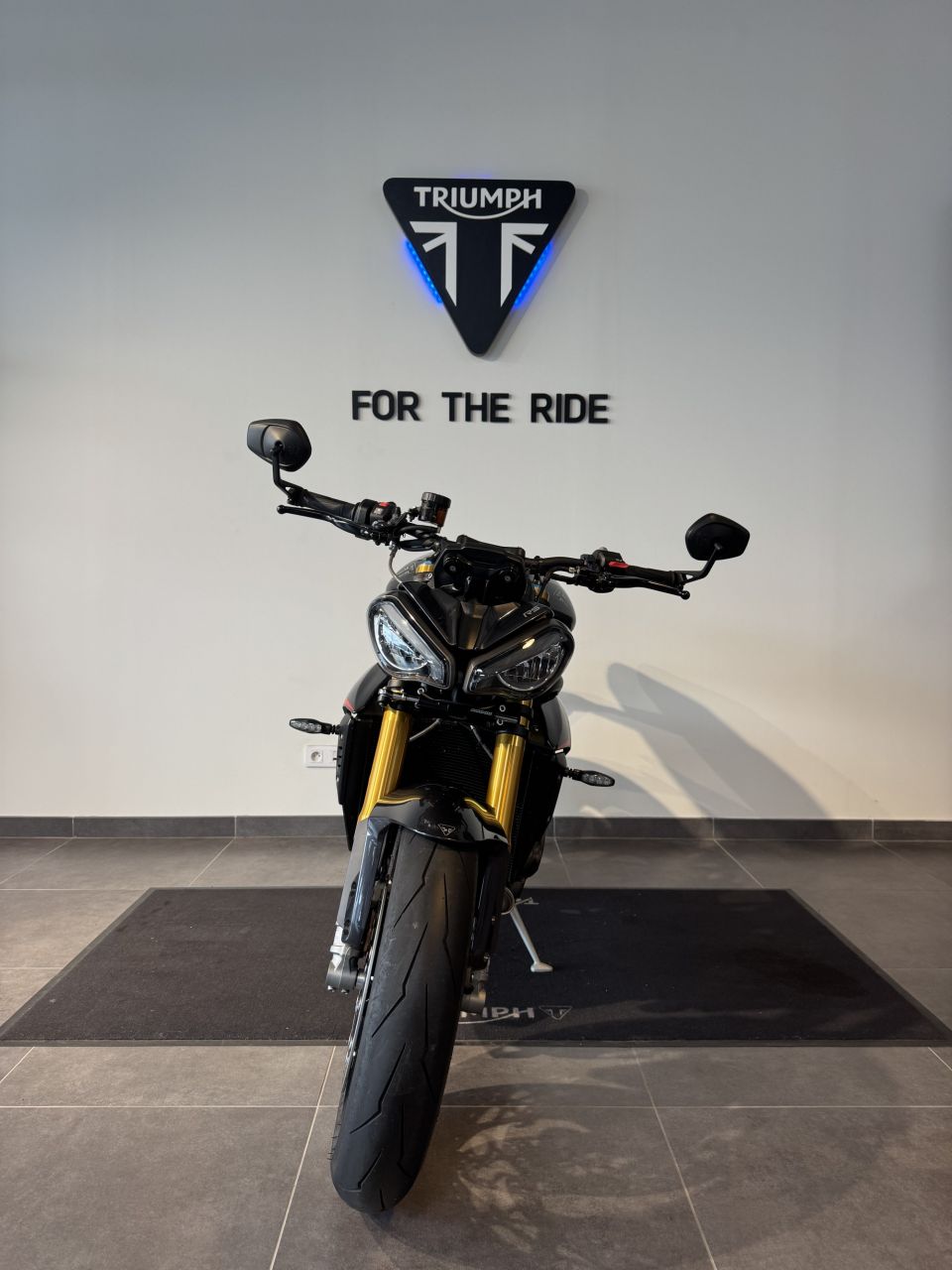 TRIUMPH SPEED TRIPLE 1200 RS 4