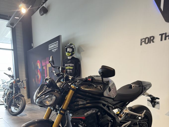 TRIUMPH SPEED TRIPLE 1200 RS 4