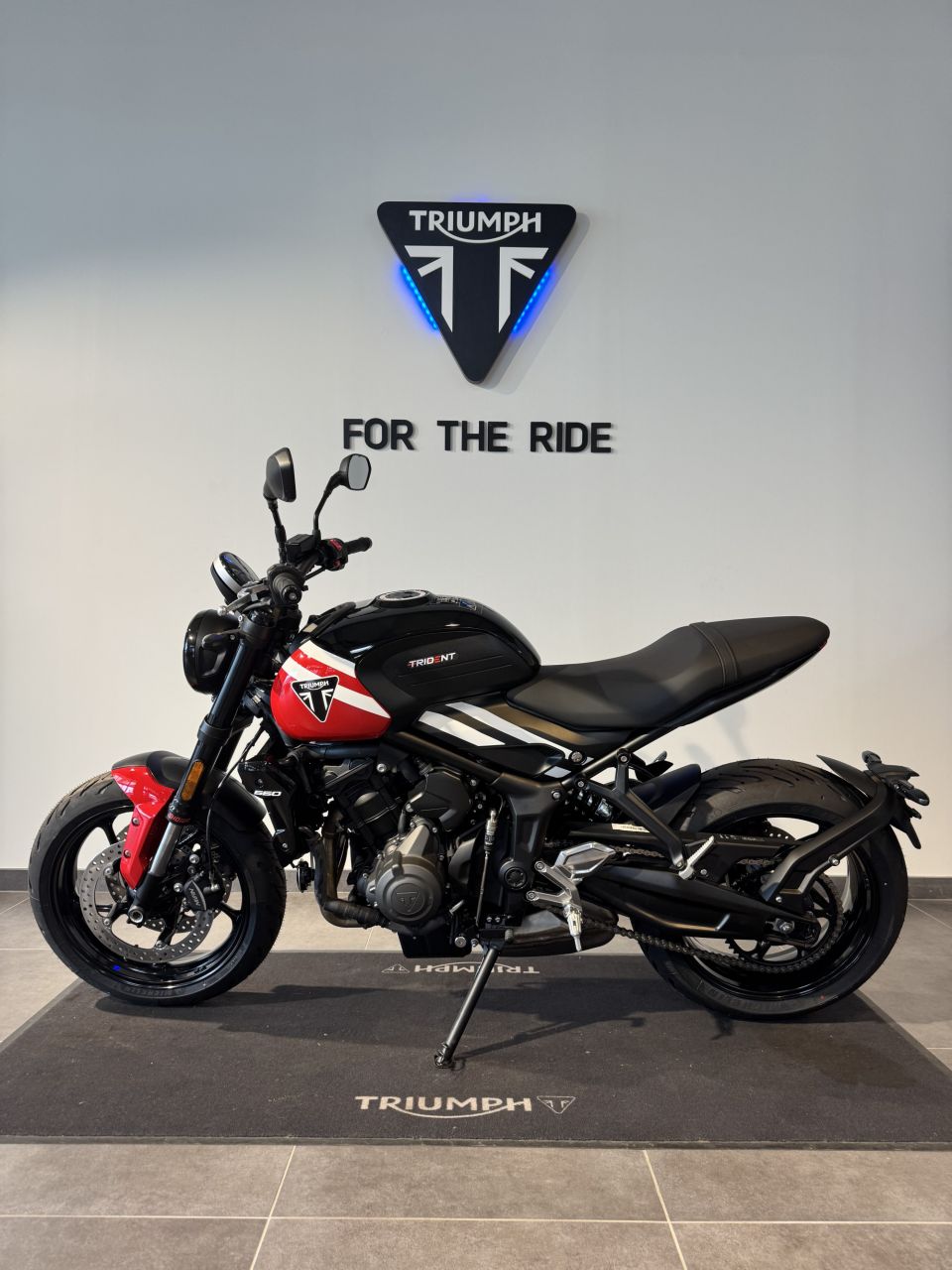 TRIUMPH TRIDENT 660 4