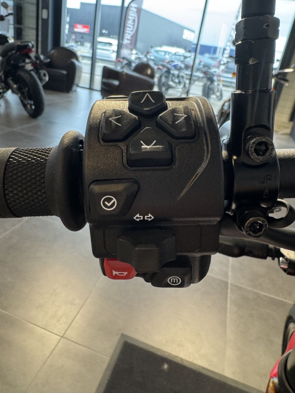 TRIUMPH TRIDENT 660 4