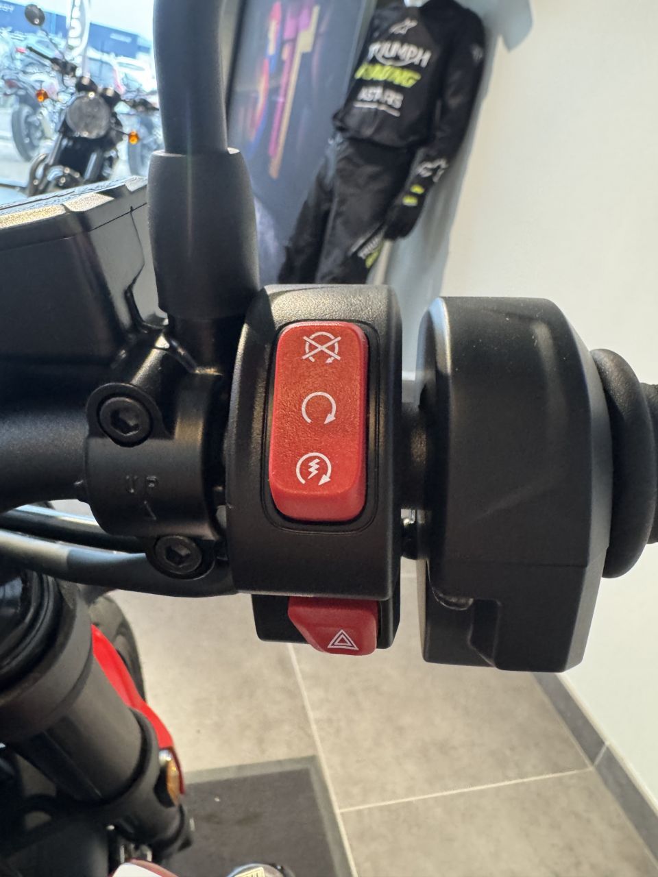 TRIUMPH TRIDENT 660 4