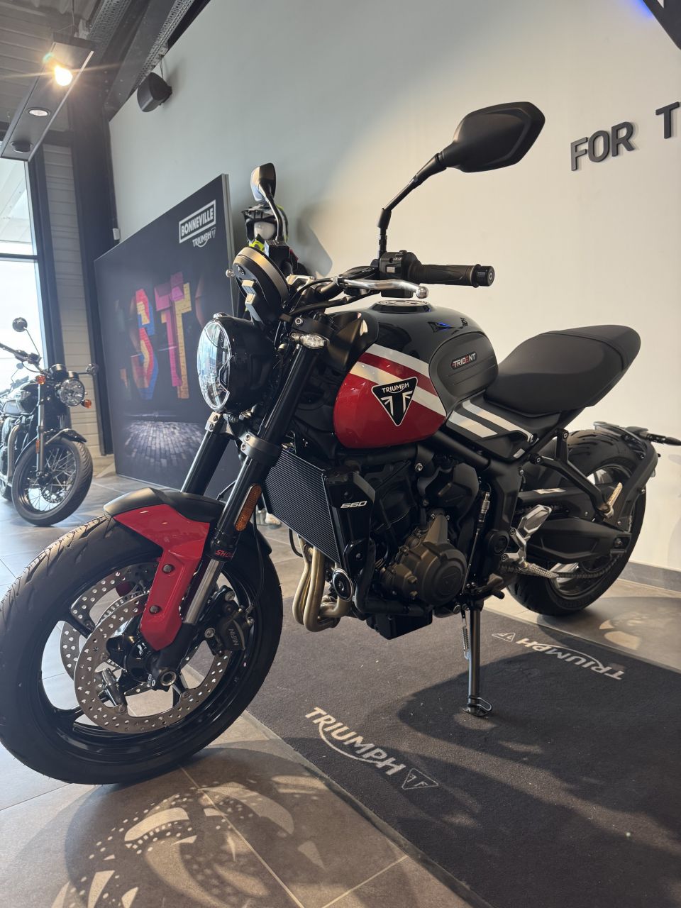 TRIUMPH TRIDENT 660 4