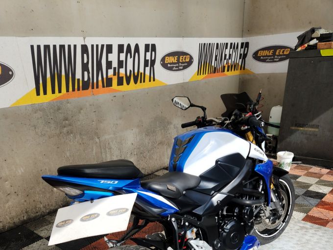 SUZUKI GSR 750 4