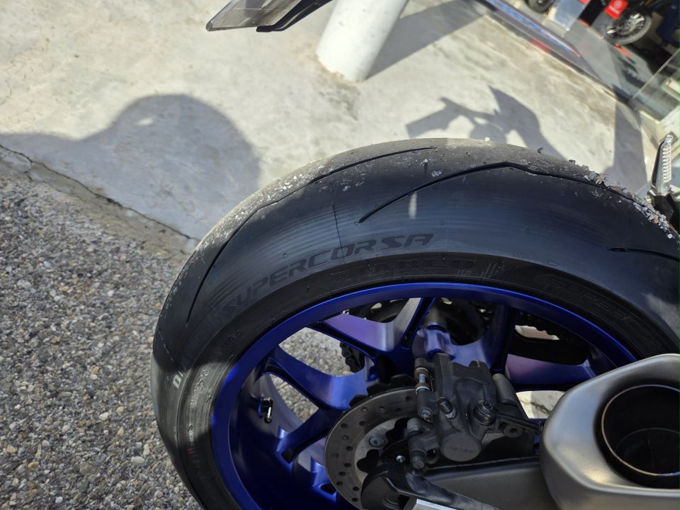 YAMAHA YZF 1000 R1 4