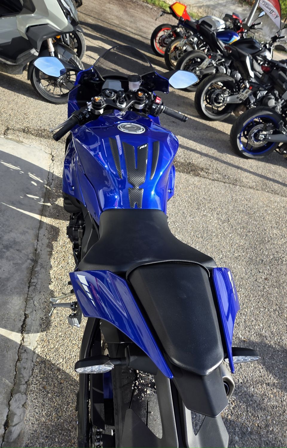 YAMAHA YZF 1000 R1 4