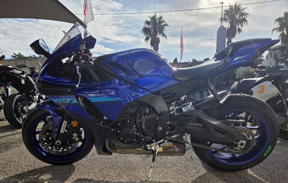 YAMAHA YZF 1000 R1 4