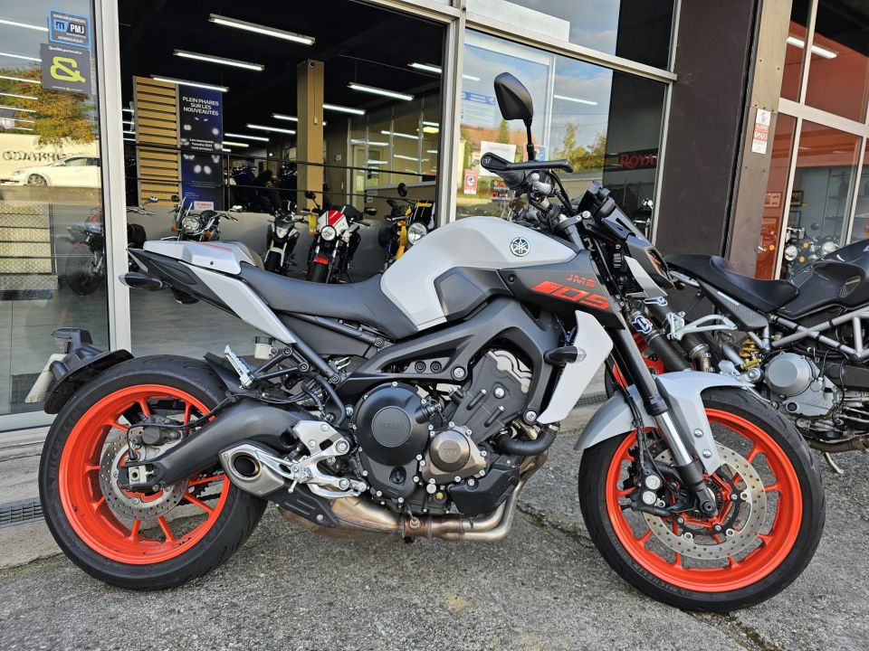 YAMAHA MT-09 4