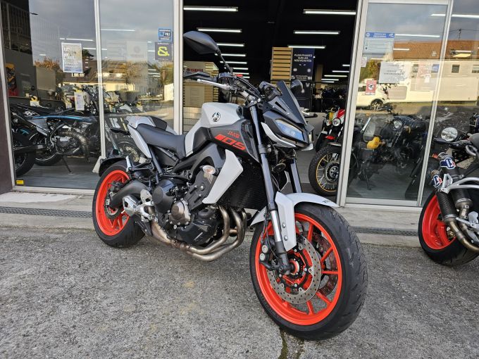 YAMAHA MT-09 4