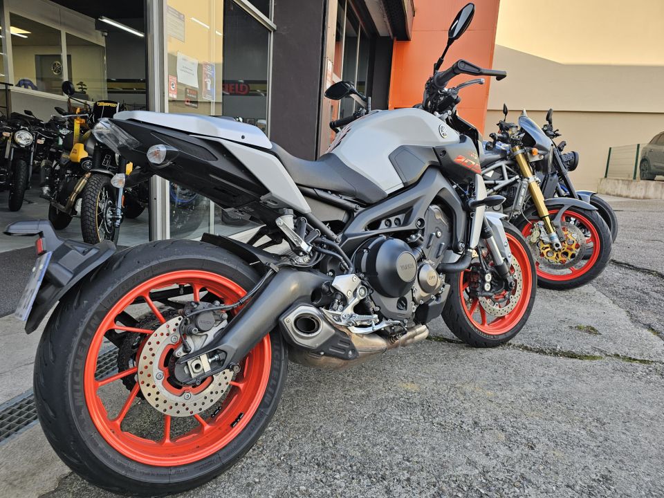 YAMAHA MT-09 4