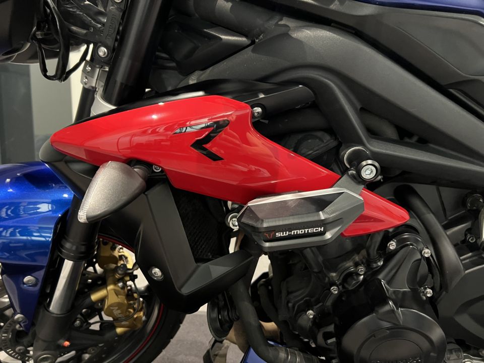 TRIUMPH STREET TRIPLE 675 R 4