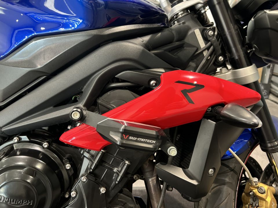 TRIUMPH STREET TRIPLE 675 R 4