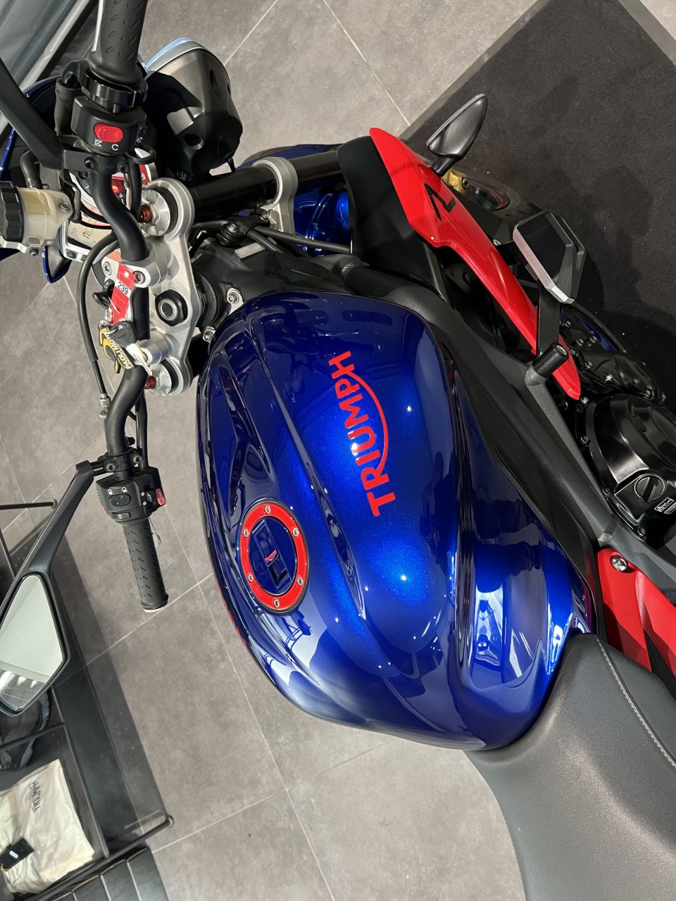 TRIUMPH STREET TRIPLE 675 R 4