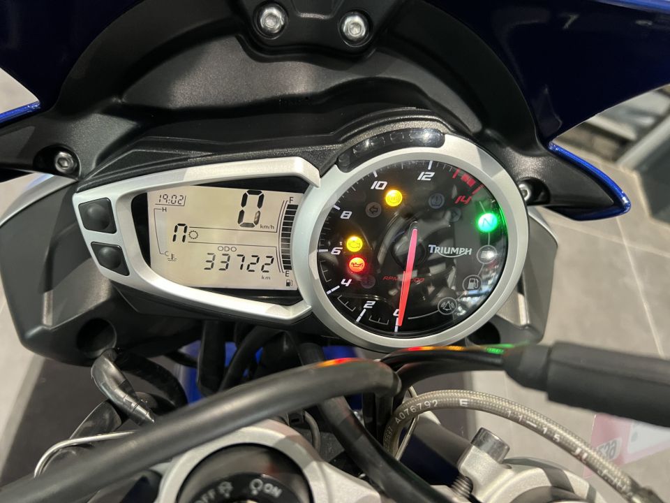 TRIUMPH STREET TRIPLE 675 R 4