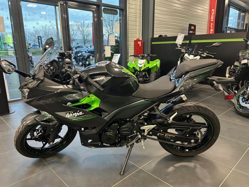 KAWASAKI NINJA 400 4
