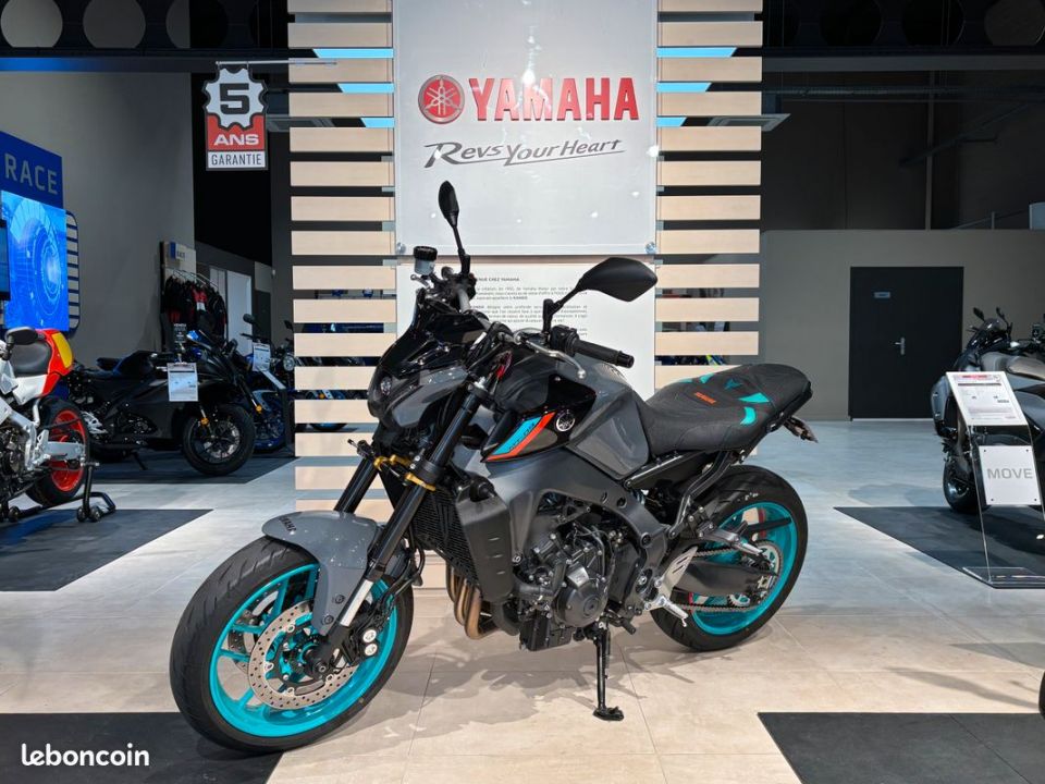 YAMAHA MT-09 4