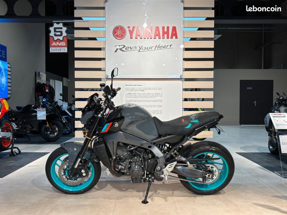 YAMAHA MT-09 4