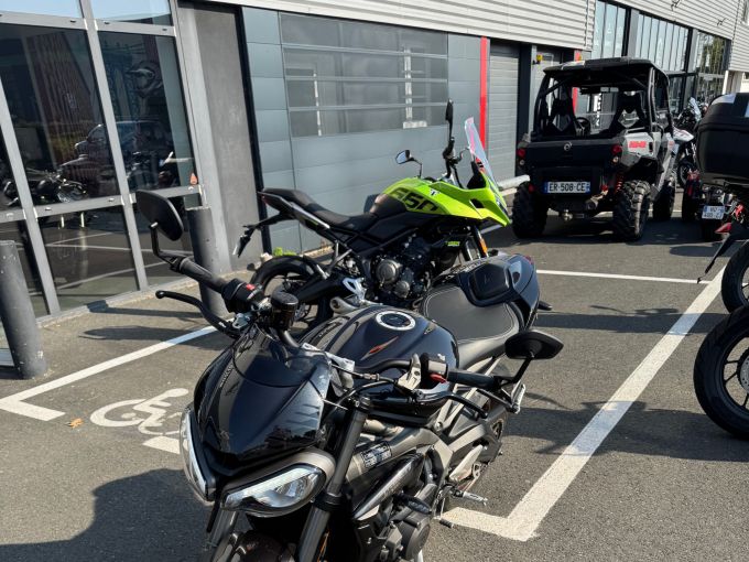 TRIUMPH STREET TRIPLE 765 RS 4