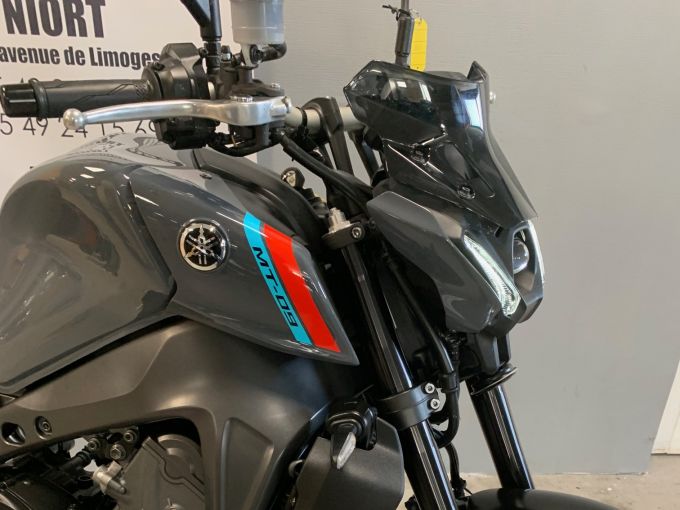 YAMAHA MT-09 4