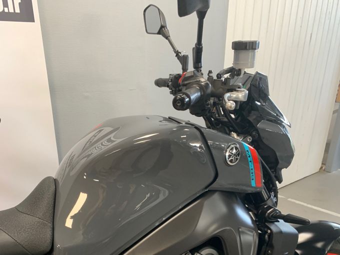 YAMAHA MT-09 4