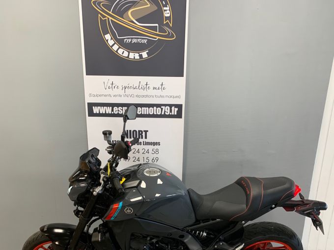 YAMAHA MT-09 4