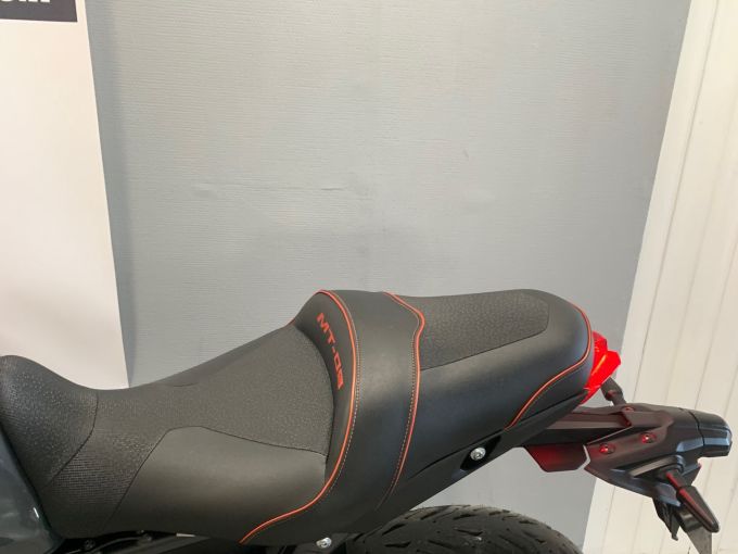 YAMAHA MT-09 4