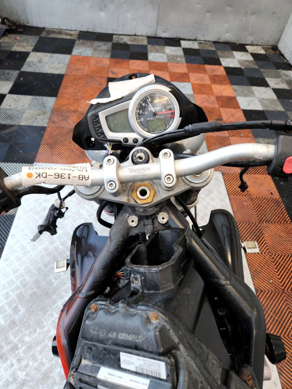 TRIUMPH STREET TRIPLE 675 4