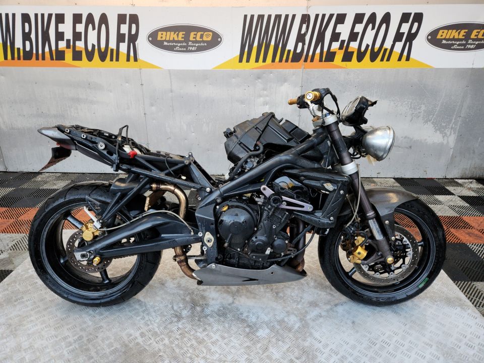 TRIUMPH STREET TRIPLE 675 4