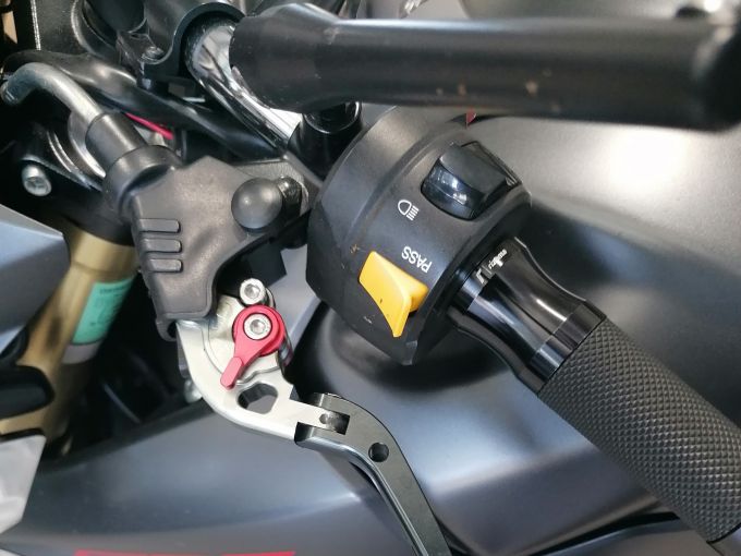SUZUKI GSR 750 ABS 4