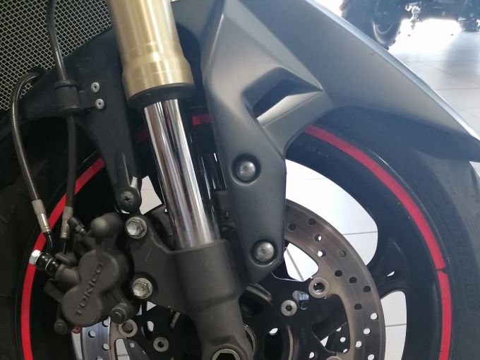SUZUKI GSR 750 ABS 4