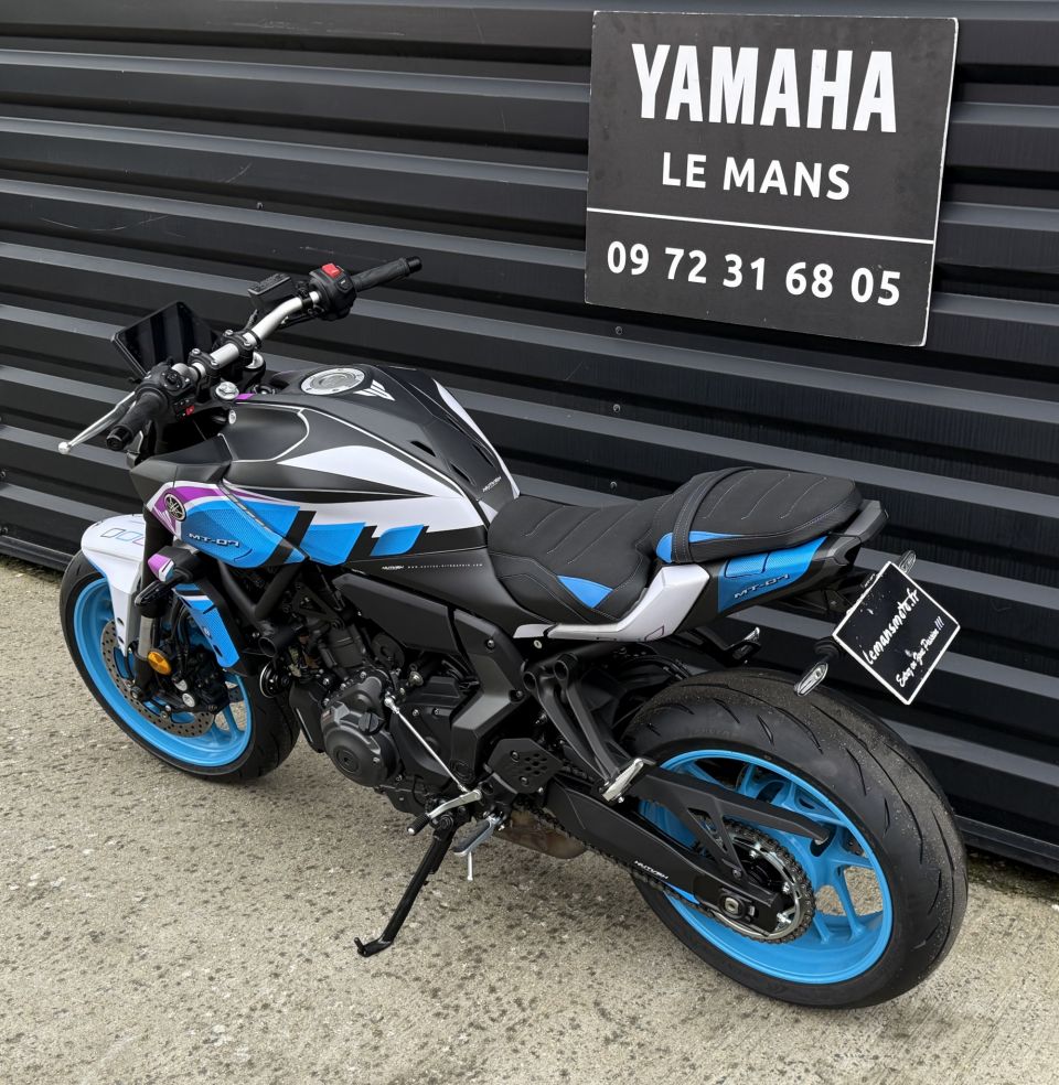 YAMAHA MT-07 4