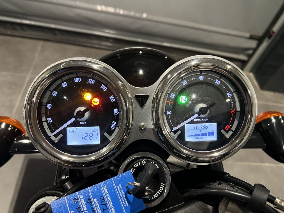 TRIUMPH Bonneville T120 Black 4