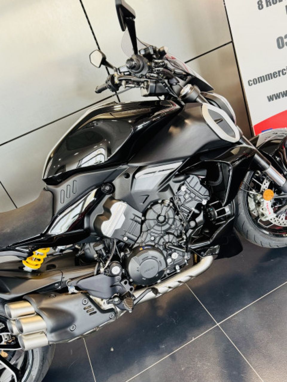 DUCATI DIAVEL V4 4
