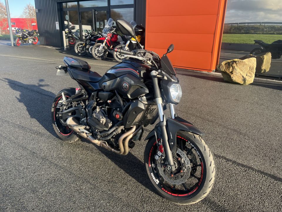 YAMAHA MT-07 4