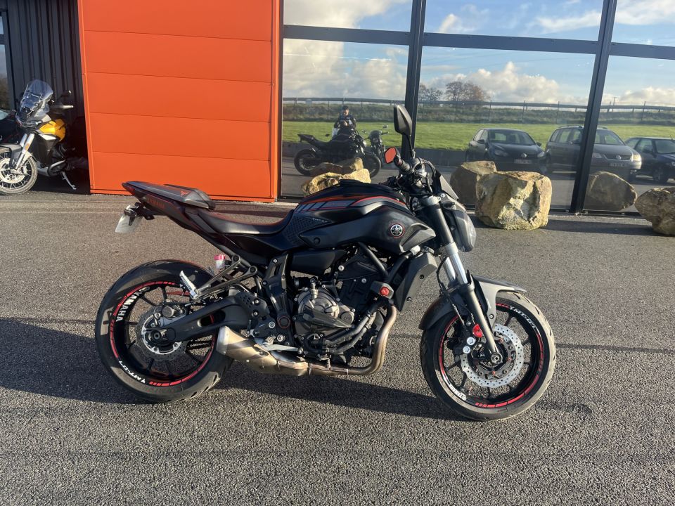 YAMAHA MT-07 4