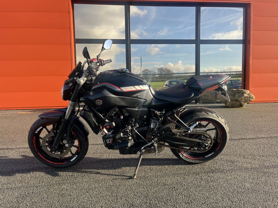 YAMAHA MT-07 4