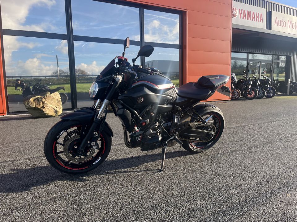 YAMAHA MT-07 4