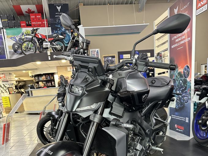 YAMAHA MT-09 Y-AMT 4