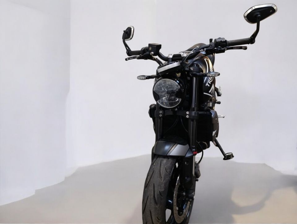 TRIUMPH TRIDENT 660 4