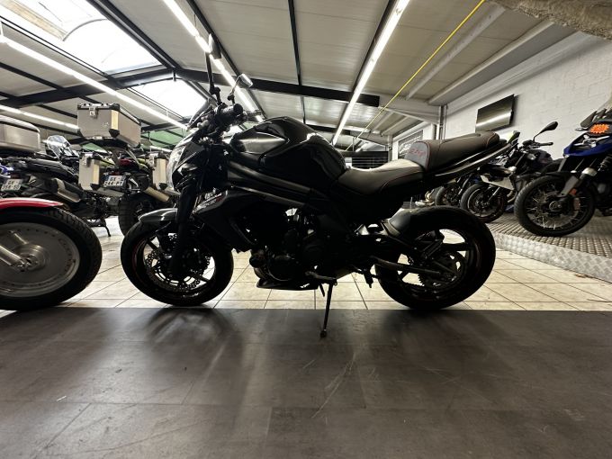 KAWASAKI ER-6 (47.5CV) 4