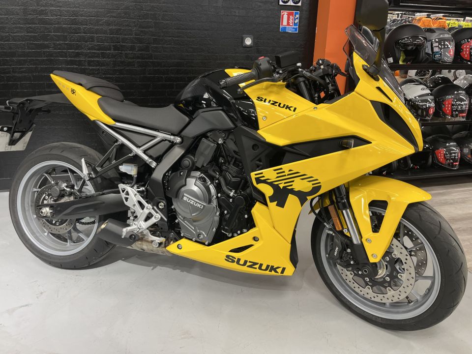 SUZUKI GSX-8R 4