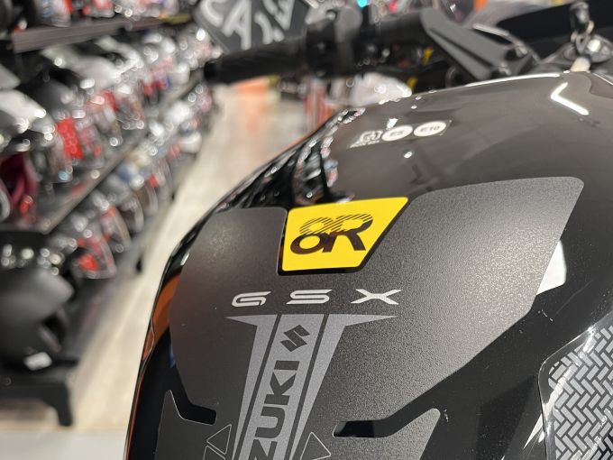SUZUKI GSX-8R 4