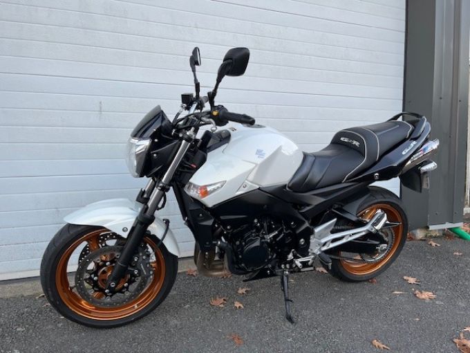 SUZUKI GSR 600 4